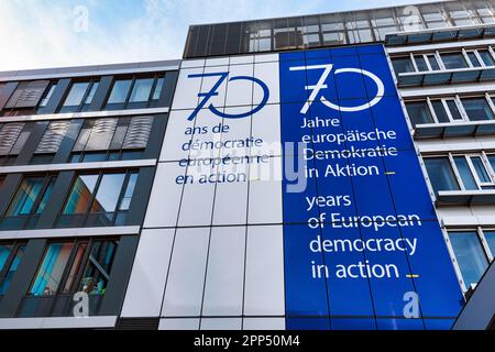 Scritte multilingue sulla facciata, anniversario, 70 anni di democrazia europea in azione, edificio Konrad Adenauer, Parlamento europeo, UE Foto Stock