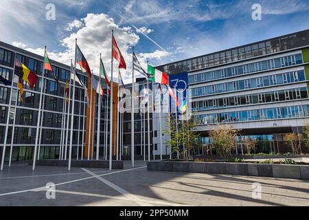 Parlamento europeo, Parlamento europeo, Bandiere dei paesi europei e dell'Ucraina, complesso Konrad Adenauer, raggi solari, Plateau del quartiere europeo di Kirchberg Foto Stock