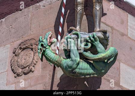 Drago sotto la scultura di San George a Pilatus House dal 1603, Tiergaertnerttorplatz, Norimberga, Franconia media, Baviera, Germania Foto Stock