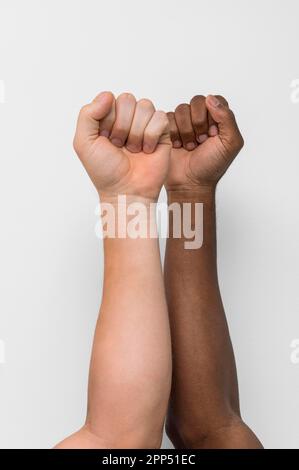 Mani multirazziali che si uniscono Foto Stock