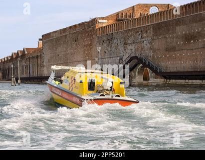 VENEZIA, ITALIA - 13 SETTEMBRE 2017: Barca in ambulanza sulla laguna Foto Stock