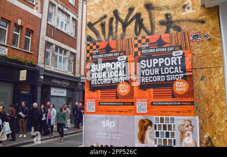 Londra, Regno Unito. 22nd aprile 2023. Poster del record Store Day a Soho. RSD è un evento annuale che supporta discoteche indipendenti, con band e artisti che pubblicano dischi in edizione limitata in esclusiva per la vendita attraverso discoteche il giorno stesso, e i fan iniziano a fare la fila la mattina presto per farli scattare. Credit: Vuk Valcic/Alamy Live News Foto Stock