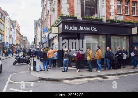 Londra, Regno Unito. 22nd aprile 2023. Lunga coda fuori da Suor Ray a Soho il giorno del negozio dei record. RSD è un evento annuale che supporta discoteche indipendenti, con band e artisti che pubblicano dischi in edizione limitata in esclusiva per la vendita attraverso discoteche il giorno stesso, e i fan iniziano a fare la fila la mattina presto per farli scattare. Credit: Vuk Valcic/Alamy Live News Foto Stock