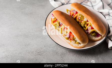 Piastra hot dog ad angolo alto con spazio copia Foto Stock