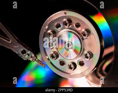 Macro di un disco rigido aperto con testina di lettura/scrittura Foto Stock