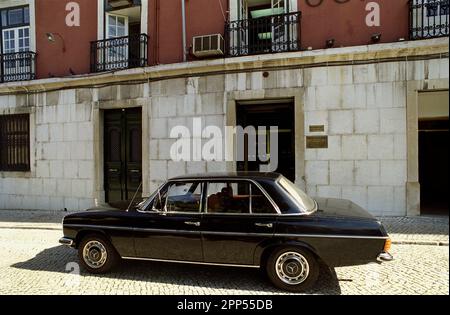 NERO CLASSICO MERCEDES 220 LIMOUSINE IN LISBOA STREET - PORTOGALLO - FILM D'ARGENTO © FOTOGRAFIA: F.BEAUMONT Foto Stock