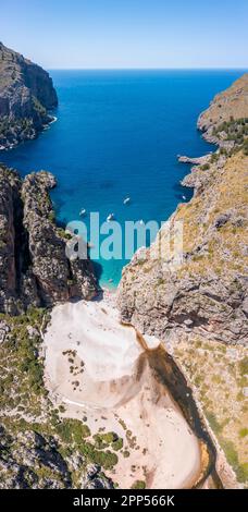 Veduta aerea, spiaggia e rocce, SA Calobra, Maiorca, Isole Baleari, Spagna Foto Stock