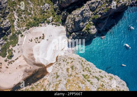 Veduta aerea, spiaggia e rocce, SA Calobra, Maiorca, Isole Baleari, Spagna Foto Stock