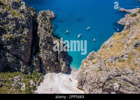 Veduta aerea, spiaggia e rocce, SA Calobra, Maiorca, Isole Baleari, Spagna Foto Stock