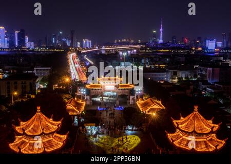 Wuhan, Provincia cinese di Hubei. 21st Apr, 2023. I turisti visitano il parco Huanghelou a Wuhan, la provincia di Hubei nella Cina centrale, il 21 aprile 2023. PER ANDARE CON 'Cultura, turismo expo inizia nel centro della Cina Wuhan ' credito: WU Zhizun / Xinhua / Alamy Live News Foto Stock