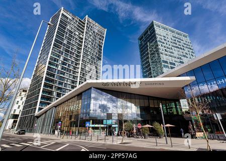 Complesso di edifici infinity con centro commerciale, ristoranti, uffici e torre residenziale, architettura moderna, Europaviertel Kirchberg-Plateau Foto Stock