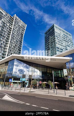 Complesso di edifici infinity con centro commerciale, ristoranti, uffici e torre residenziale, architettura moderna, Europaviertel Kirchberg-Plateau Foto Stock