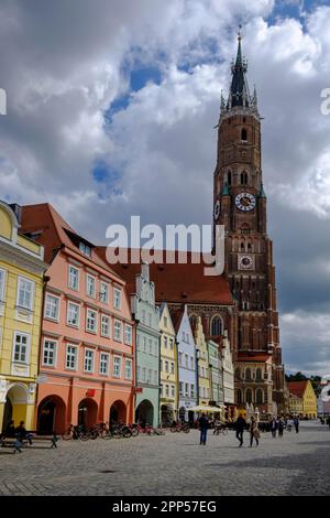 Centro storico con la chiesa parrocchiale di San Martin, Landshut, bassa Baviera, Baviera, Germania Foto Stock