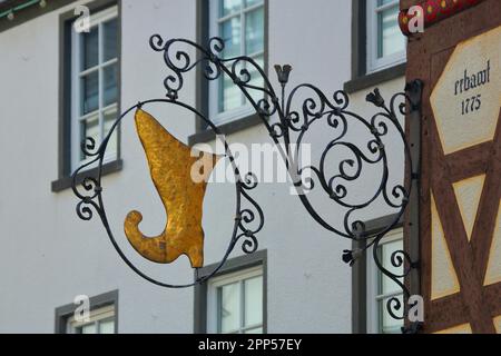 Cobbler's gild segno, oro, stivale, scarpa, latta, Cartello nasale, calzolaio, storico, Wilhelmstrasse, Hachenburg, Westerwald, Renania-Palatinato, Germania Foto Stock