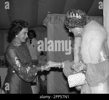 Foto del file datata 29/05/77 della Regina Elisabetta II incontro Dame Edna everage a Windsor, quando era tra le stelle ospitanti che apparivano nella varietà di gala spettacolo nella Big TOP a home Park in aiuto del Queen's Silver Jubilee Appeal. Il comico Barry Humphries, meglio conosciuto come il suo alter ego Dame Edna everage, è morto all'età di 89 anni, secondo un portavoce del St Vincent's Hospital di Sydney dove era curato. Data di emissione: Sabato 22 aprile 2023. Foto Stock