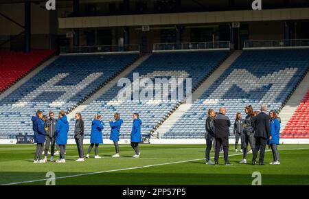 22nd aprile 2023; Hampden Park, Glasgow, Scozia: Semifinale della Coppa Scozzese delle Donne, WFC Rangers contro WFC Motherwell; i giocatori Rangers ispezionano il campo di Hampden Foto Stock