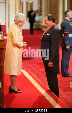 Foto del file datata 10/10/07 del Dr. Barry Humphries, attore e scrittore, di Londra, ibeing fatto un comandante dell'Impero britannico dalla Regina Elisabetta II a Buckingham Palace, per i servizi di intrattenimento. Il comico Barry Humphries, meglio conosciuto come il suo alter ego Dame Edna everage, è morto all'età di 89 anni, secondo un portavoce del St Vincent's Hospital di Sydney dove era curato. Data di emissione: Sabato 22 aprile 2023. Foto Stock