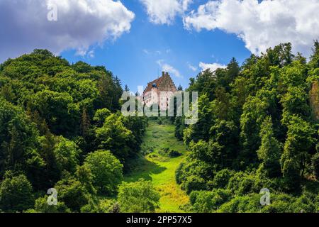 IMMAGINE EDITORIALE - lo storico castello di Eggersberg nella valle Altmuehltal a Eggersberg, Germania, il 6 luglio 2022 Foto Stock