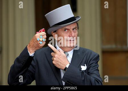 Foto del file datata 10/10/07 del Dr Barry Humphries dopo aver ricevuto la sua OBE (ufficiale dell'Ordine dell'Impero britannico) dalla Regina a Buckingham Palace, Londra. Il comico Barry Humphries, meglio conosciuto come il suo alter ego Dame Edna everage, è morto all'età di 89 anni, secondo un portavoce del St Vincent's Hospital di Sydney dove era curato. Data di emissione: Sabato 22 aprile 2023. Foto Stock