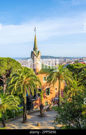 Casa Museu Gaudi, vista sulla città alla luce della sera, Parco Gueell, parco di Antoni Gaudi, Barcellona, Catalogna, Spagna Foto Stock