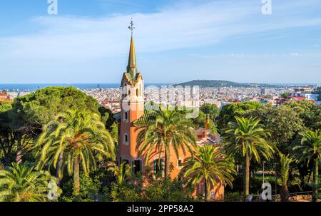 Casa Museu Gaudi, vista sulla città alla luce della sera, Parco Gueell, parco di Antoni Gaudi, Barcellona, Catalogna, Spagna Foto Stock