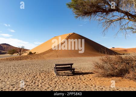 Turisti che si arrampicano sulla famosa Duna Sossusvlei 45 nel deserto del Namib, Namibia Foto Stock