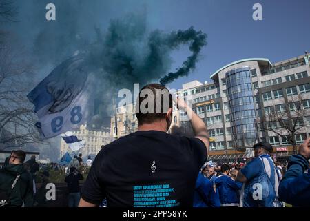 Berlino, Germania. 22nd Apr, 2023. Migliaia di fan di Werder Bremen e Hertha BSC si sono riuniti per partecipare al gioco il 22 aprile 2023 a Berlino. Inoltre, entrambi i gruppi di tifosi hanno organizzato delle marce prima della partita. Hertha BSC, attualmente in fondo alla Bundesliga, affronterà contro SV Werder Bremen allo Stadio Olimpico di Berlino. (Credit Image: © Michael Kuenne/PRESSCOV via ZUMA Press Wire) SOLO PER USO EDITORIALE! Non per USO commerciale! Foto Stock