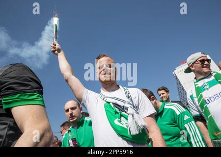 Berlino, Germania. 22nd Apr, 2023. Migliaia di fan di Werder Bremen e Hertha BSC si sono riuniti per partecipare al gioco il 22 aprile 2023 a Berlino. Inoltre, entrambi i gruppi di tifosi hanno organizzato delle marce prima della partita. Hertha BSC, attualmente in fondo alla Bundesliga, affronterà contro SV Werder Bremen allo Stadio Olimpico di Berlino. (Credit Image: © Michael Kuenne/PRESSCOV via ZUMA Press Wire) SOLO PER USO EDITORIALE! Non per USO commerciale! Foto Stock