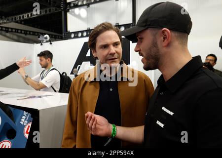 Berlino, Germania. 22nd Apr, 2023. 4// - Daniel Abt con l'attore Daniel Brühl nel team ABT CUPRA Formula e, garage durante la Formula e Round 7 - Berlin e-Prix a Berlino, Germania. (Foto di Sam Bloxham/Motorsport Images/Sipa USA) Credit: Sipa USA/Alamy Live News Foto Stock