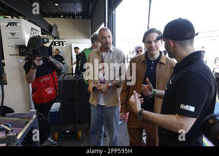 Berlino, Germania. 22nd Apr, 2023. 4// - Daniel Abt con l'attore Daniel Brühl nel team ABT CUPRA Formula e, garage durante la Formula e Round 7 - Berlin e-Prix a Berlino, Germania. (Foto di Sam Bloxham/Motorsport Images/Sipa USA) Credit: Sipa USA/Alamy Live News Foto Stock