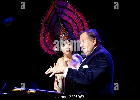 Barry Humphries con il suo Weimar Cabaret con Melissa Madden Gray, meglio conosciuto come Meow Meow Meow, espone il jazz degli anni '1920/30 Foto Stock