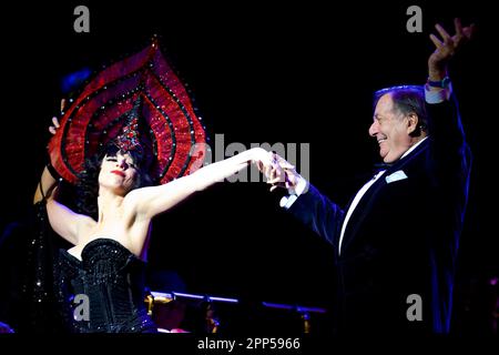 Barry Humphries con il suo Weimar Cabaret con Melissa Madden Gray, meglio conosciuto come Meow Meow Meow, espone il jazz degli anni '1920/30 Foto Stock