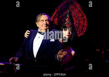 Barry Humphries con il suo Weimar Cabaret con Melissa Madden Gray, meglio conosciuto come Meow Meow Meow, espone il jazz degli anni '1920/30 Foto Stock