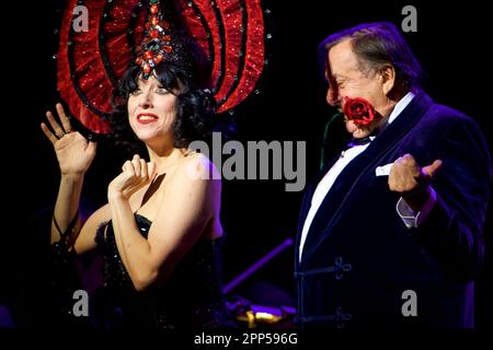 Barry Humphries con il suo Weimar Cabaret con Melissa Madden Gray, meglio conosciuto come Meow Meow Meow, espone il jazz degli anni '1920/30 Foto Stock