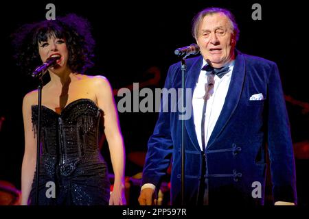 Barry Humphries con il suo Weimar Cabaret con Melissa Madden Gray, meglio conosciuto come Meow Meow Meow, espone il jazz degli anni '1920/30 Foto Stock