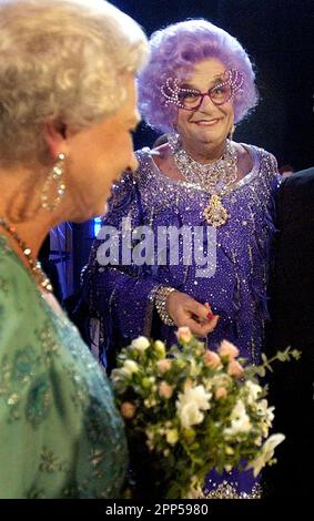 Foto del file datata 24/11/03 della Regina Elisabetta II (a sinistra) incontro Barry Humphries, aka Dame Edna Everage, al Festival Theatre di Edimburgo per l'inizio dello spettacolo Royal Variety 75th. Il comico Barry Humphries, meglio conosciuto come il suo alter ego Dame Edna everage, è morto all'età di 89 anni, secondo un portavoce del St Vincent's Hospital di Sydney dove era curato. Data di emissione: Sabato 22 aprile 2023. Foto Stock