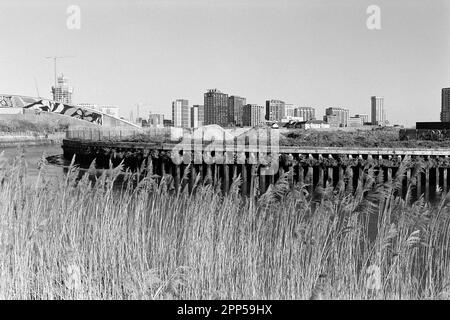 Bow Creek vicino a Cody Dock, East London UK, guardando verso sud verso Leamouth e verso la nuova London City Island Housing Development Foto Stock