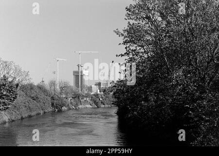 Nuovi edifici di appartamenti in costruzione tra Bromley-by-Bow e Stratford, East London, visti da Three Mills Park e dal canale Prescott Foto Stock