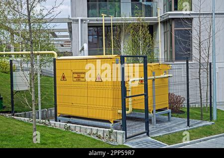 Un punto di controllo del gas armadio vicino a un edificio di appartamenti all'inizio della primavera Foto Stock