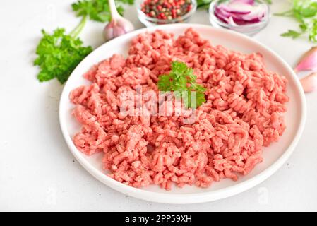 Carne macinata di manzo crudo sul piatto, vista ravvicinata Foto Stock