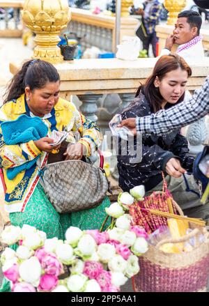 Phnom Penh, Cambogia-Gennaio 4th 2023: In una serata impegnativa al santuario santo di Preah Ang Dorngkeu, mani passa in contanti, come gli articoli sono venduti ai devoti Foto Stock