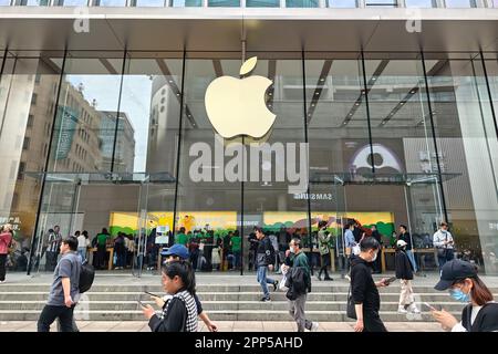 SHANGHAI, CINA - 22 APRILE 2023 - i dipendenti indossano abiti verdi per servire i clienti in un APPLE Store di Shanghai, Cina, 22 aprile 2023. Sull'esterno Foto Stock