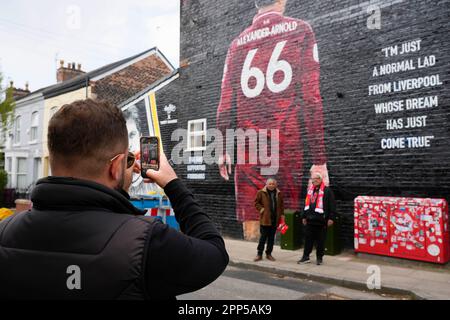 Un fan scatta una foto dei suoi amici davanti a un murale di Trent Alexander-Arnold #66 di Liverpool prima della partita della Premier League Liverpool vs Nottingham Forest ad Anfield, Liverpool, Regno Unito, 22nd aprile 2023 (Foto di Steve Flynn/News Images) Foto Stock