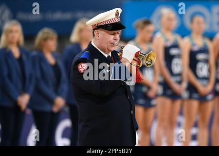 22nd aprile 2023; Ken Rosewall Arena, Sydney, NSW, Australia: Suncorp Super Netball , New South Wales Swifts versus Melbourne Vixens; una cerimonia di commemorazione Anzac prima del gioco Foto Stock