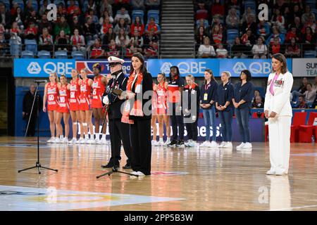 22nd aprile 2023; Ken Rosewall Arena, Sydney, NSW, Australia: Suncorp Super Netball , New South Wales Swifts versus Melbourne Vixens; una cerimonia di commemorazione Anzac prima del gioco Foto Stock