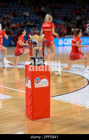 22nd aprile 2023; Ken Rosewall Arena, Sydney, NSW, Australia: Suncorp Super Netball , New South Wales Swifts versus Melbourne Vixens; la Sargeant McGuiness Cup in mostra Foto Stock