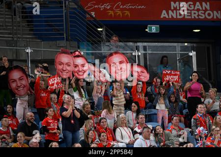 22nd aprile 2023; Ken Rosewall Arena, Sydney, NSW, Australia: Suncorp Super Netball , New South Wales Swifts versus Melbourne Vixens; i tifosi di Swifts allietano la loro squadra Foto Stock