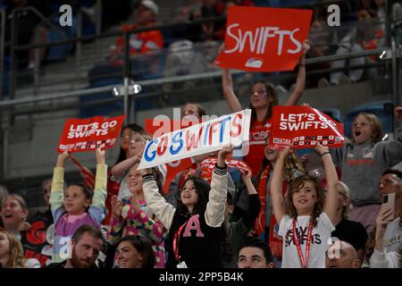 22nd aprile 2023; Ken Rosewall Arena, Sydney, NSW, Australia: Suncorp Super Netball, New South Wales Swifts contro Melbourne Vixens; i tifosi di Swifts allietano la loro squadra Foto Stock