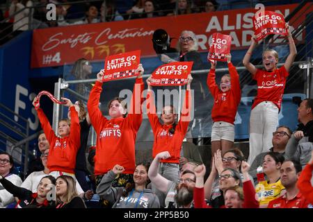 22nd aprile 2023; Ken Rosewall Arena, Sydney, NSW, Australia: Suncorp Super Netball, New South Wales Swifts contro Melbourne Vixens; i tifosi di Swifts allietano la loro squadra Foto Stock