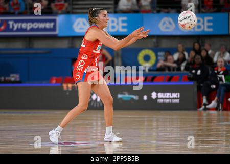 22nd aprile 2023; Ken Rosewall Arena, Sydney, NSW, Australia: Suncorp Super Netball , New South Wales Swifts contro Melbourne Vixens; Maddy orgoglioso dei NSW Swifts passa la palla Foto Stock